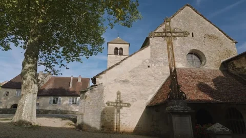 Wrought Iron Cross and Shadow on Saint-Denis Church - Chateau-Chalon, France 库存影片 344449117