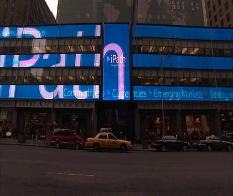WS blue LED display scrolling on Barclays Bank fa溝de Video stock 86749276
