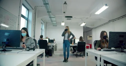 WS DS Manager watching over office workers wearing face masks during pandemic Video stock 145146551