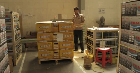 WS Worker Preparing to Assemble Crate Around Stacked Automotive Batteries (4K) 스톡 동영상 60785671