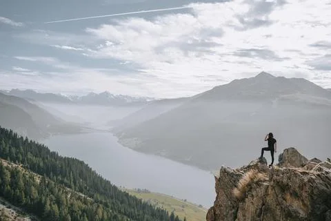 Wunderschner Ausblick auf den Reschensee. 2000 Meter hoher Aussichtspunkt i.. Stock Photos