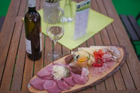 Wurstplatte mit Wein Photos