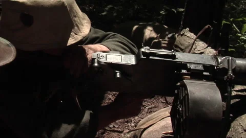 WW1 1918 German Soldier Loading Machine Gun - Staged Combat Recreation Vídeo Stock 185195381
