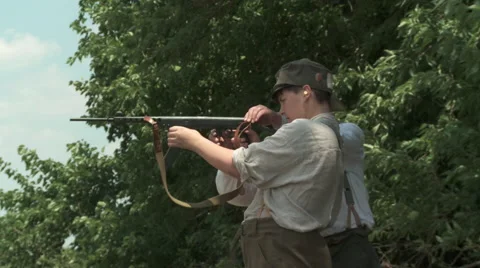 WW1 Father teaching Son machine gun Stock Footage 43448607