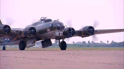 WWII Boeing B-17 Bomber Taxi 動画素材 33574584