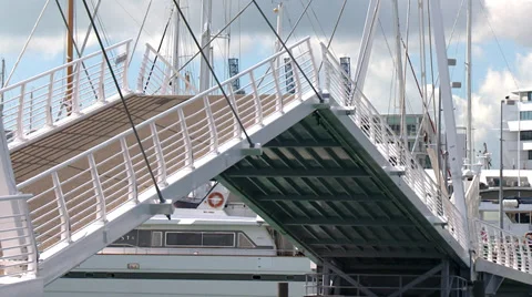 Wynyard crossing drawbridge opening sequence 스톡 동영상 37127498