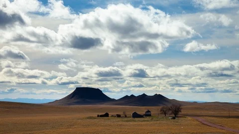 Wyoming - Clouds Rolling Over Abandoned Ranch House - 4K Timelapse 스톡 동영상 109146040