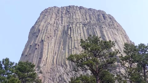 Wyoming, Devils Tower  A close up of the top of Devils Tower with several tr 库存影片 160570388