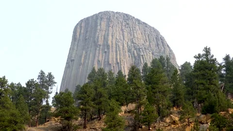 Wyoming, Devils Tower  A zoom in on Devils Tower with trees in the front of Vidéo 160566510