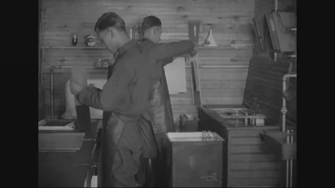X-Ray development process, man puts plates in developing solution - 1917-1918 Vídeos de archivo 83702602