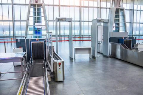 X-ray machine for screening passenger luggage with frame metal detector at th 스톡 사진