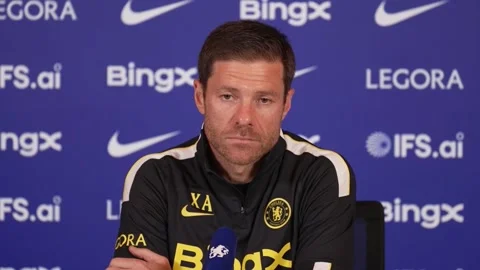Xabi Alonso avoids issue of Enzo Fernandez’s Chelsea future Stock Footage 342941675