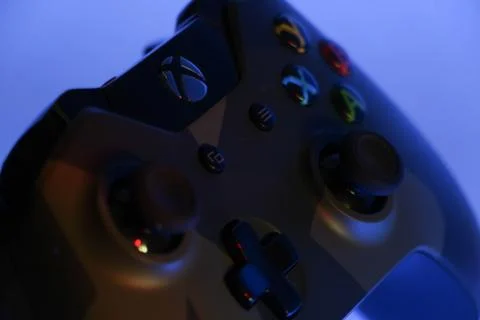 Xbox controller in blue light Stock-Fotos