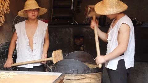 XI'AN, CHINA - AUGUST 5, 2018: Candy makers in the Muslim Quarter of Xi'an Stock Footage 156955871