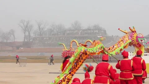 Xi'an, China -Feb 02, 2012. Dragon dance at  Spring Festival Vidéo 108015213