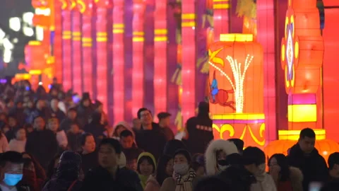 XI'AN, CHINA - FEB 13, 2019: Crowd at Scenic spot for celebrate Chinese spring Vidéo 123717909