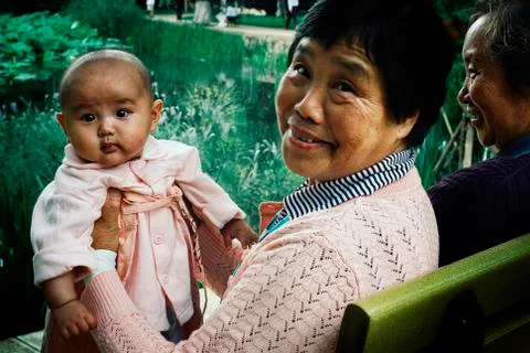 Xi'an / China - JUN 24 2011: grandmother with granddaughter in a park with fr Foto stock