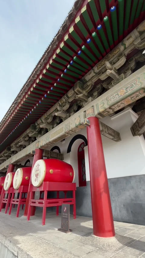 Xi'an Drum Tower: Ancient Chinese Architecture with Red Drums Under Blue Sky Vídeo Stock 336034240