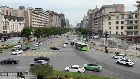 Xi'an Urban Landscape: Traffic Flows on City Street Lined with Buildings, China Видео 336034370