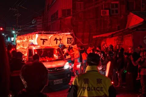 Xiazhuwai Lantern Float Passes Crowds and Police in Shezi Yuanxiao Festival 스톡 사진