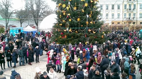 Xmas tree and crowd Stock Footage 71523418