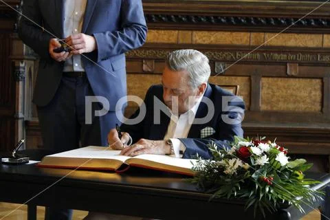 xxx Erfurt 28 06 2024 Roland Kaiser träg sich im Rathaus Festsaal  