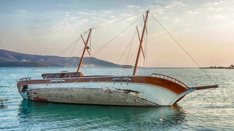 Yacht Aground, Sailboat Semi-Sunk, Stricken Gulet. Stock Footage 101414853