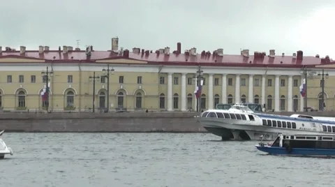 Yacht and boat excursion float on the waters of the Neva Vídeos de archivo 51136223