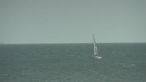 Yacht Setting Up Sail &amp; Venturing Out To Sea. Vídeos de archivo 107373592