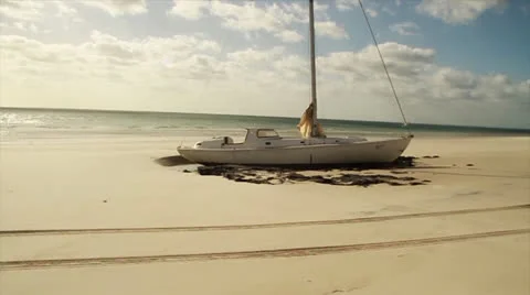 Yacht stranded on the beach 库存影片 24791524