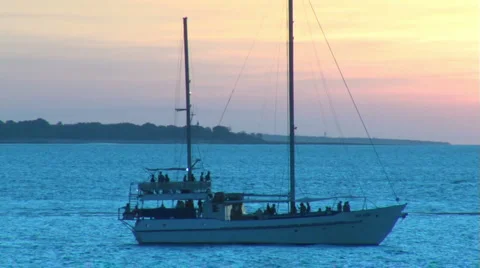 Yacht in the sunset Video stock 1065098