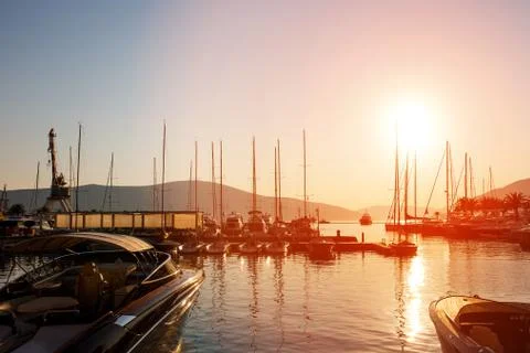 Yachts and boats at Adriatic sea bay at sunset in golden and pink tones. Foto stock