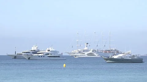 YACHTS IN BAY OF CANNES Vídeo Stock 45739934