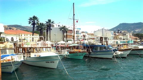 Yachts in the harbor 動画素材 124569004