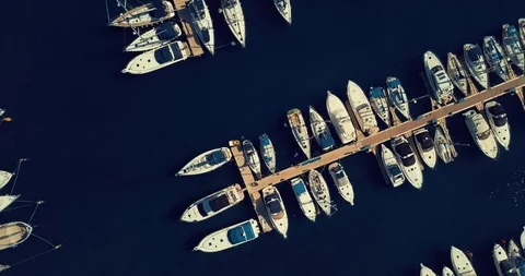 Yachts in marina Stockbeeldmateriaal 87077573