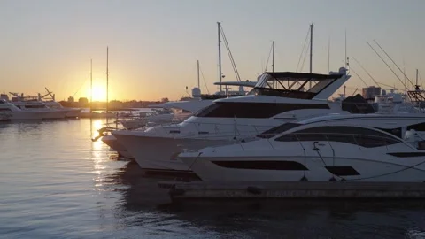 Yachts at the marina at sunset Vidéo 152535931