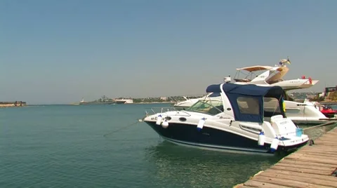 Yachts at the pier 库存影片 8516310