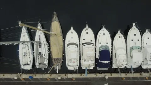 Yachts in small harbour Vídeo Stock 86565726