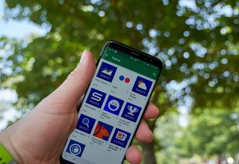 Yahoo app on a screen Stock Photos
