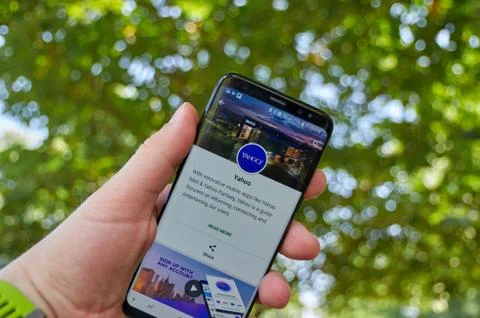 Yahoo app on a screen Stockfoto's