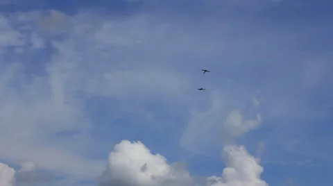 Yakovlev Yak-52 showing maneuvers 库存影片 52921985