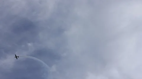 Yakovlev Yak-52 showing maneuvers Vídeo Stock 52922019