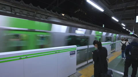 Yamanote Line train goes through at Shibuya Station Tkoyo Japan Vídeo Stock 207900405