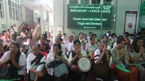 Yangon bids farewell to monk Chan Myay Sayadaw, who spent his life teaching medi Stockbeeldmateriaal 346400836