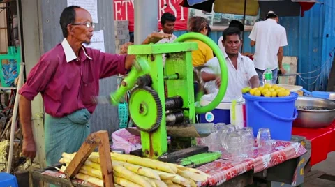 Yangon, myanmar - 03 jan 2014: sellers of cane juice on the streets 库存影片 40879885
