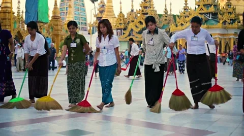 Yangon, myanmar - 03 jan 2014: shwedagon pagoda have to cleaning in the eveni 库存影片 40880257