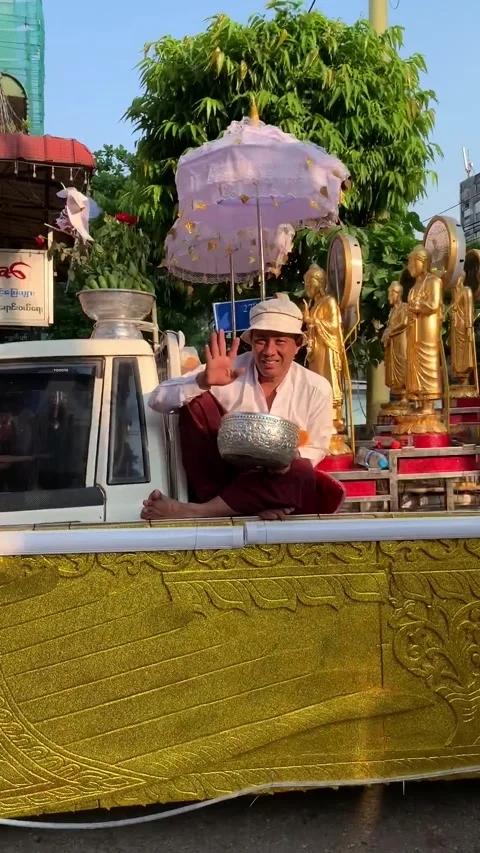 Yangon, Myanmar - 2019/12/02 : Float parade in the street 库存影片 343882240