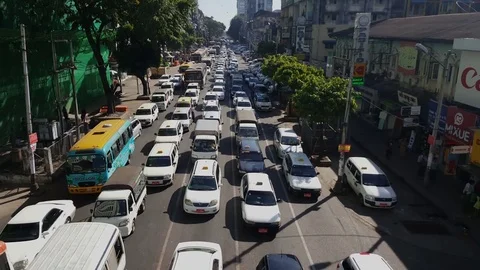 Yangon street high angle shot, traffic, many white taxis begin to drive, Myanmar Vídeos de archivo 78074829