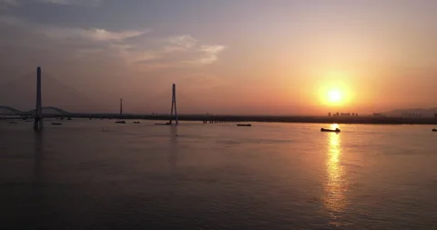 Yangtze River at Dusk Gentle Currents and Shorelines 4K Aerial Stockbeeldmateriaal 320620277