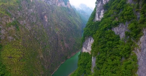 Yangtze River flowing through green lush mountain on a foggy day 스톡 동영상 79727297